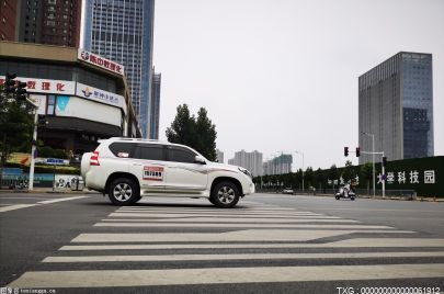 镇江市京口区一在建工地发生事故 男子被“压”在6楼楼顶脚手架上