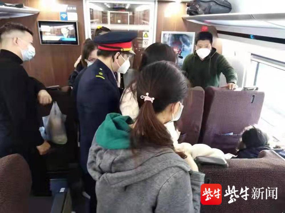 乘客突發腹痛 江蘇護理職業學院3名大學生立刻上前進行急救