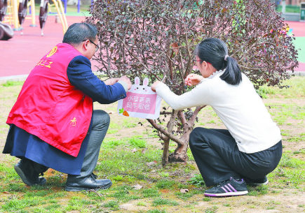 “花草依依请您爱惜” “商城广告”开展爱绿护绿志愿活动