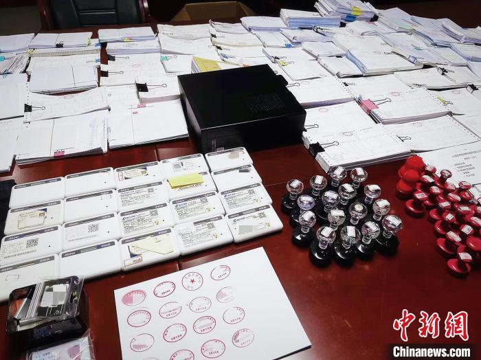 上海警方查获大量税控盘、网银U盾、发票、虚假合同等涉案物品，涉案金额1.8亿余元。　上海警方供图