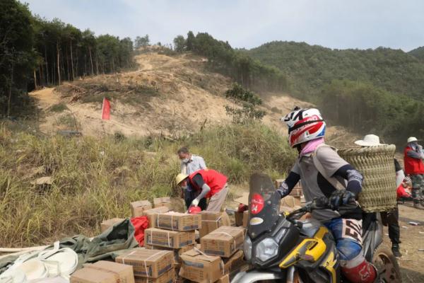 重慶縉云山山火摩托車志愿者車隊支援  技術足夠嫻熟的才能運物資到一線