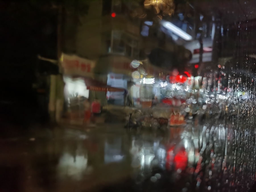 河南大部迎来大风降温和降雨 三门峡一女子家中厨房变成“露天式”
